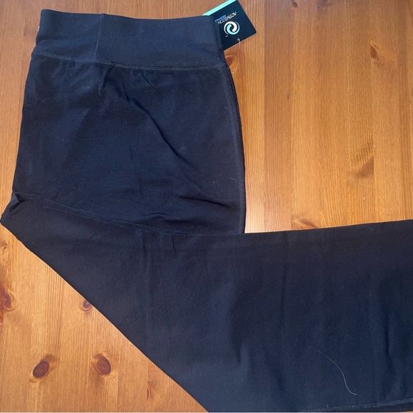 NWT Active Zone Essentials 3XP Black Flared Leg Yoga Pants - Picture 5 of 5